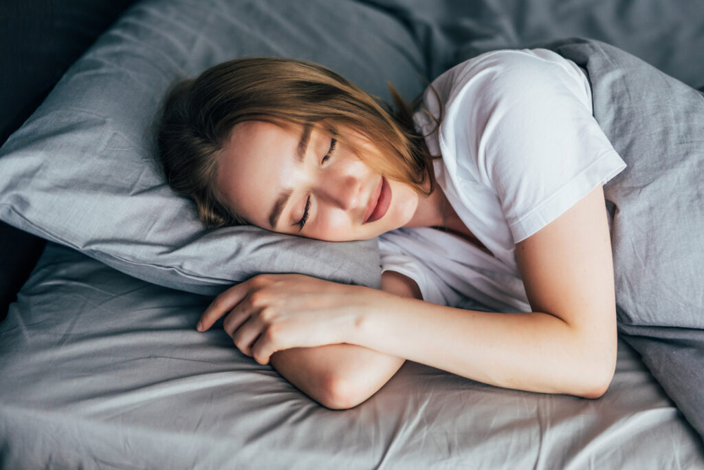 Scopriamo cosa succede al nostro organismo durante i mesi caldi, e quali sono i trucchi più efficaci per tornare a dormire.